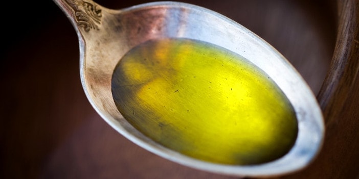 Schmeckt ein Löffel Olivenöl bitter, ist das nicht unbedingt ein Hinweis auf schlechte Qualität.