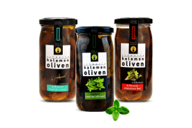 Auswahl unserer beliebtesten Kalamata Oliven im Vorteilspaket. Griechische Oliven verfeinert mit Oregano, Wildkräuter und Rosmarin.