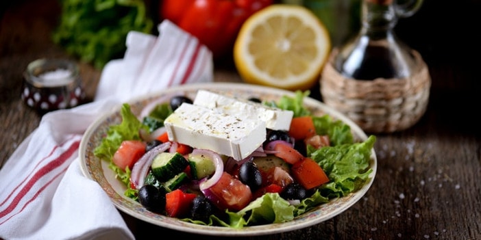 Griechischer Bauernsalat oder Hirtensalat mit schwarzen Oliven und Feta, griechische Spezialitäten