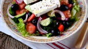 Griechischer Bauernsalat oder Hirtensalat mit schwarzen Oliven und Feta, griechische Spezialitäten
