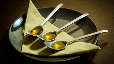 Olivenöltest richtig gemacht - Teller mit Teelöffeln und Olivenöl, Restaurant EU